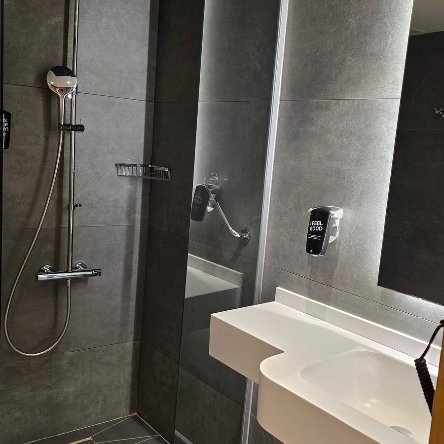 Ibis Istanbul Sisli — Bathroom