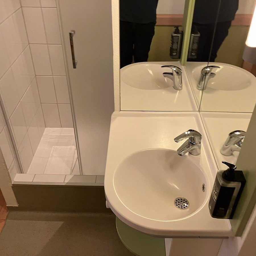 Ibis Krakow Centrum — Bathroom