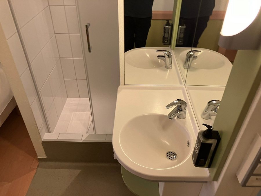 Ibis Krakow Stare Miasto — Bathroom
