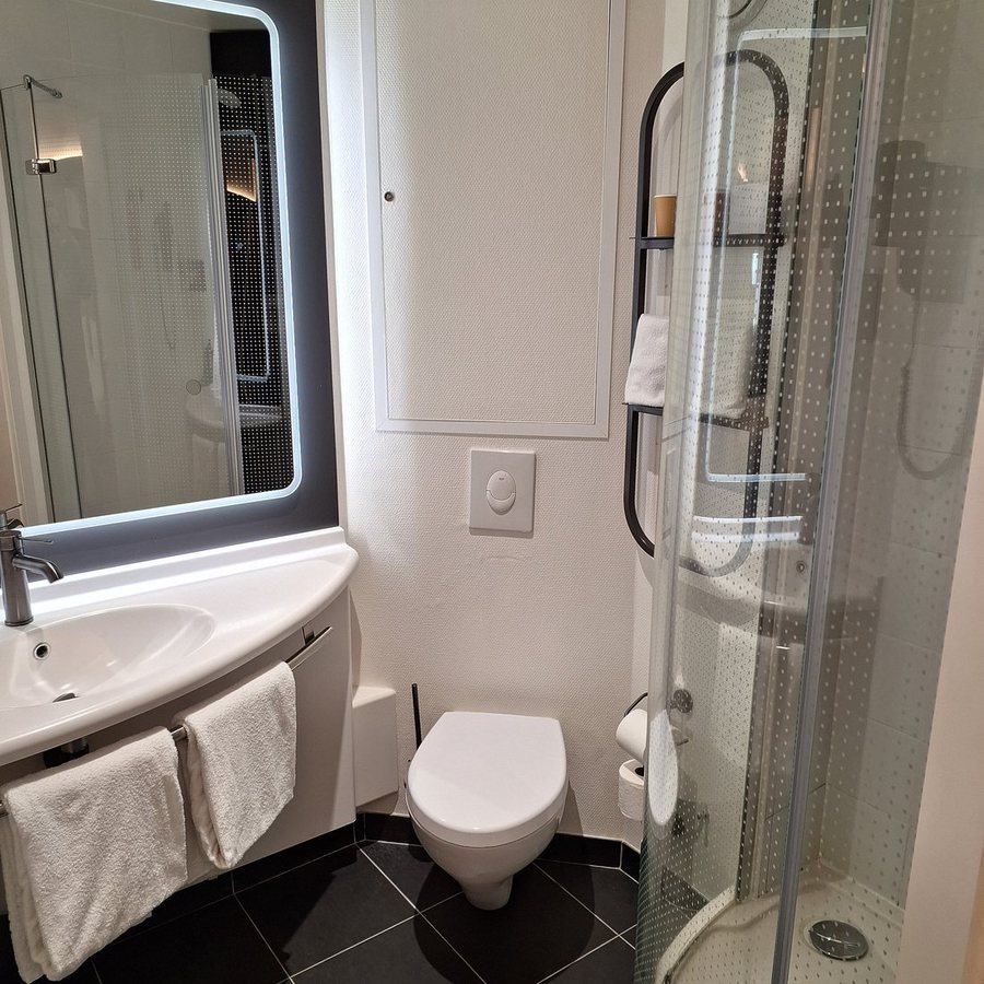 Ibis Lisboa Jose Malhoa — Bathroom