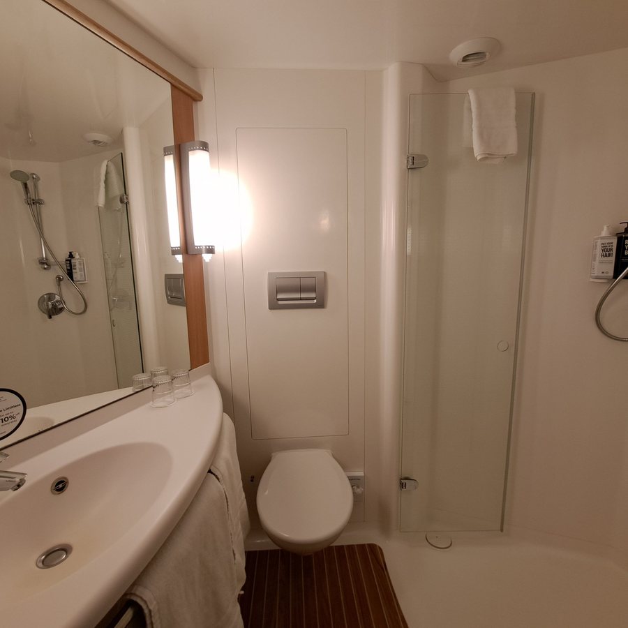 Ibis London Blackfriars — Bathroom
