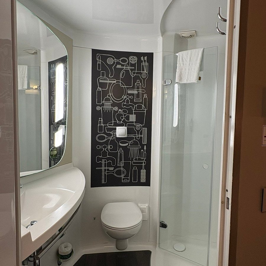 Ibis London City Shoreditch — Bathroom