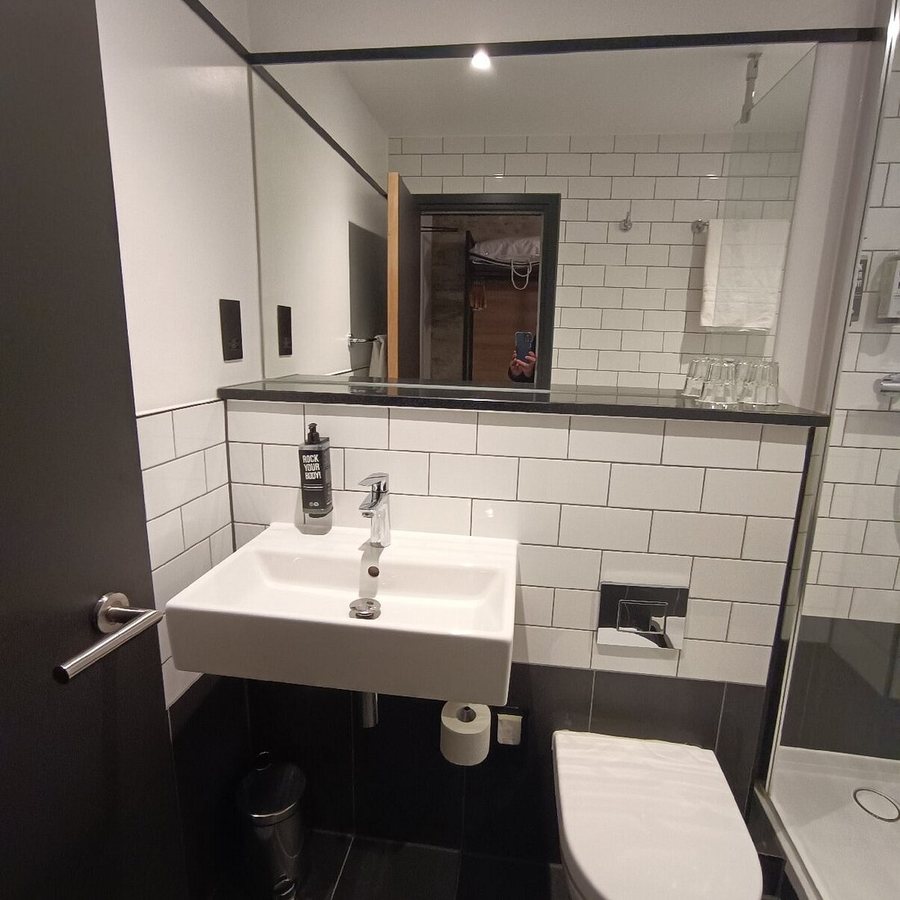 Ibis London Earls Court — Bathroom
