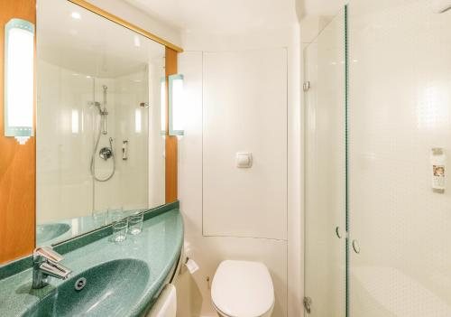 Ibis London Excel Docklands — Bathroom