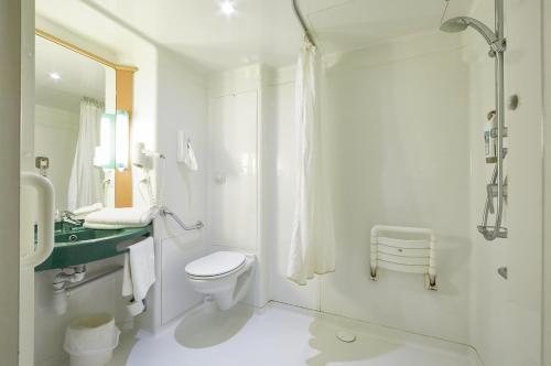 Ibis London Shepherds Bush Hammersmith — Bathroom