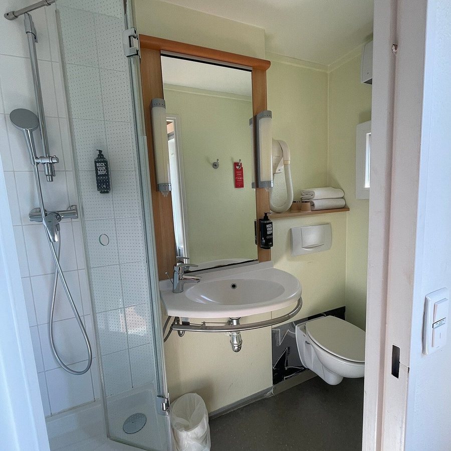 Ibis Lyon Gare La Part Dieu — Bathroom