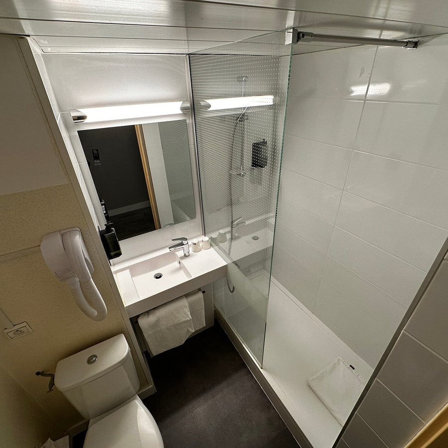 Ibis Metz Woippy — Bathroom