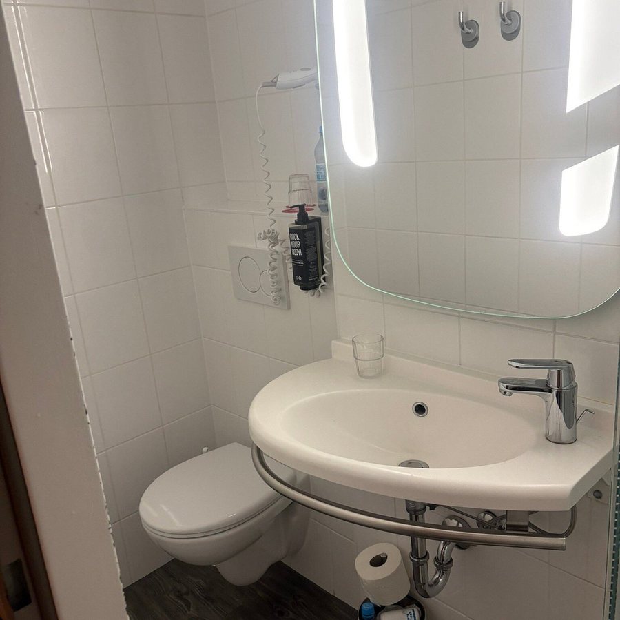 Ibis Muenchen Messe — Bathroom
