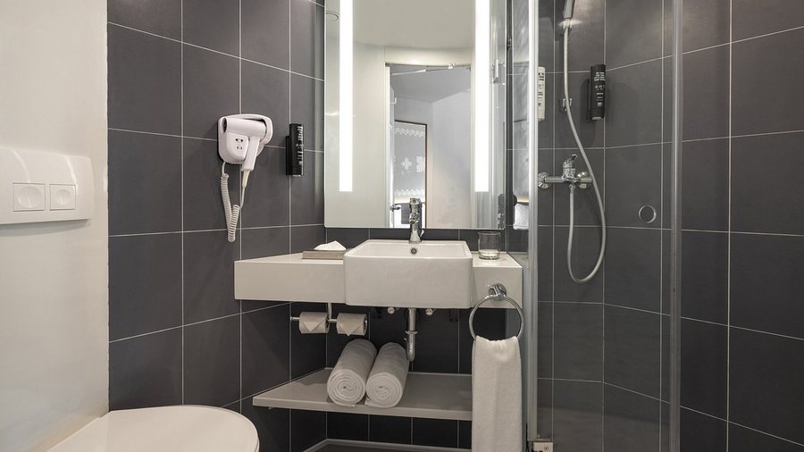 Ibis Mumbai Airport Hotel — Bathroom