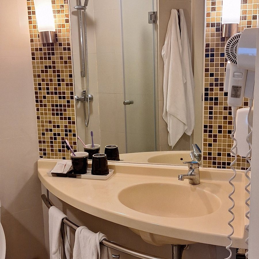 Ibis Phuket Kata — Bathroom