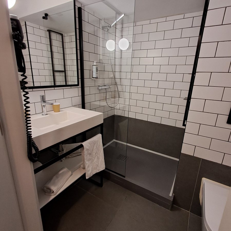 Ibis Porto Centro Mercado Do Bolhao — Bathroom