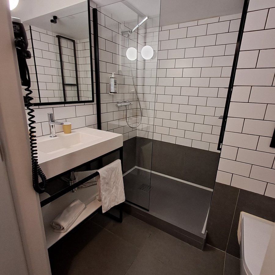 Ibis Porto Centro Sao Bento — Bathroom