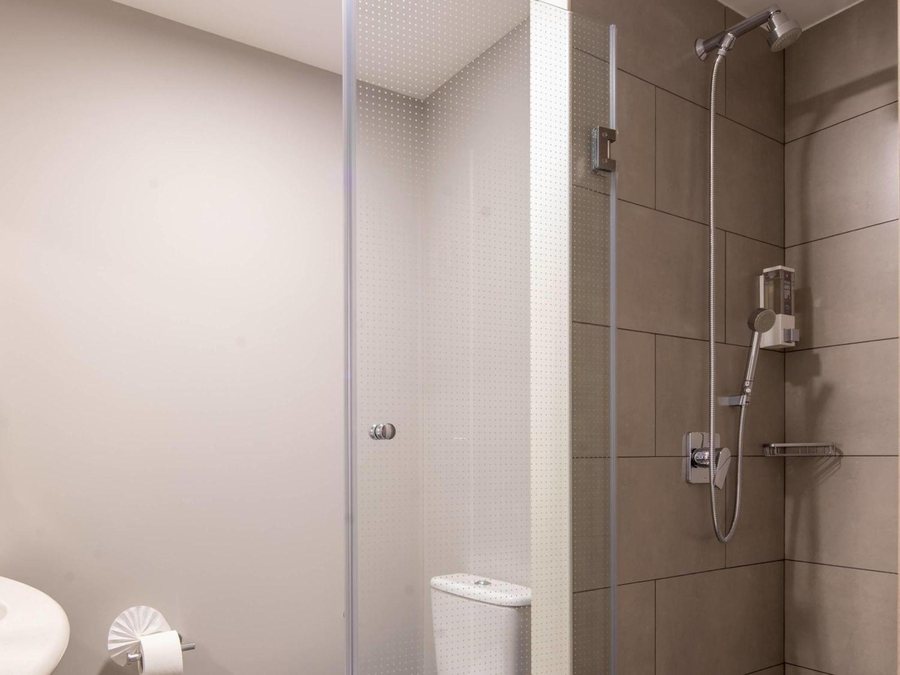 Ibis Santa Cruz de la Sierra — Bathroom