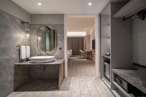 Ibis Shanghai Yu Garden — Bathroom