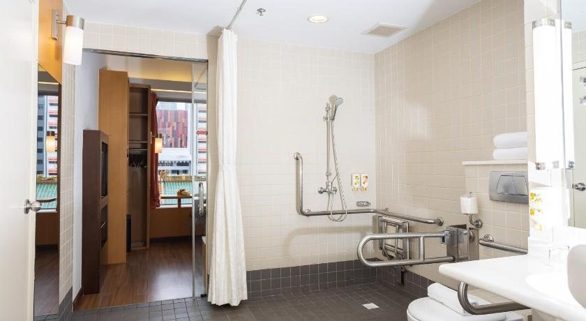 Ibis Singapore on Bencoolen — Bathroom