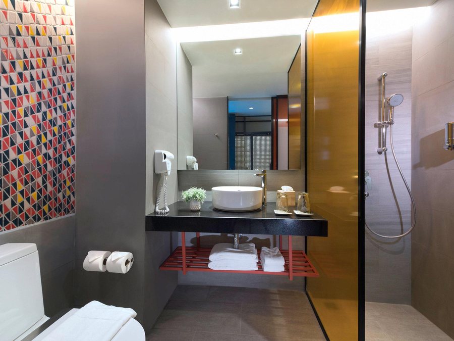 Ibis Styles Bangkok Sukhumvit Phra Khanong — Bathroom