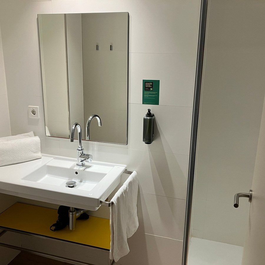 Ibis Styles Barcelona Centre Hotel Barcelona Catalonia — Bathroom
