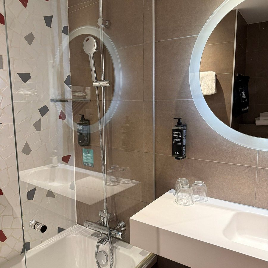 Ibis Styles Barcelona City Bogatell — Bathroom