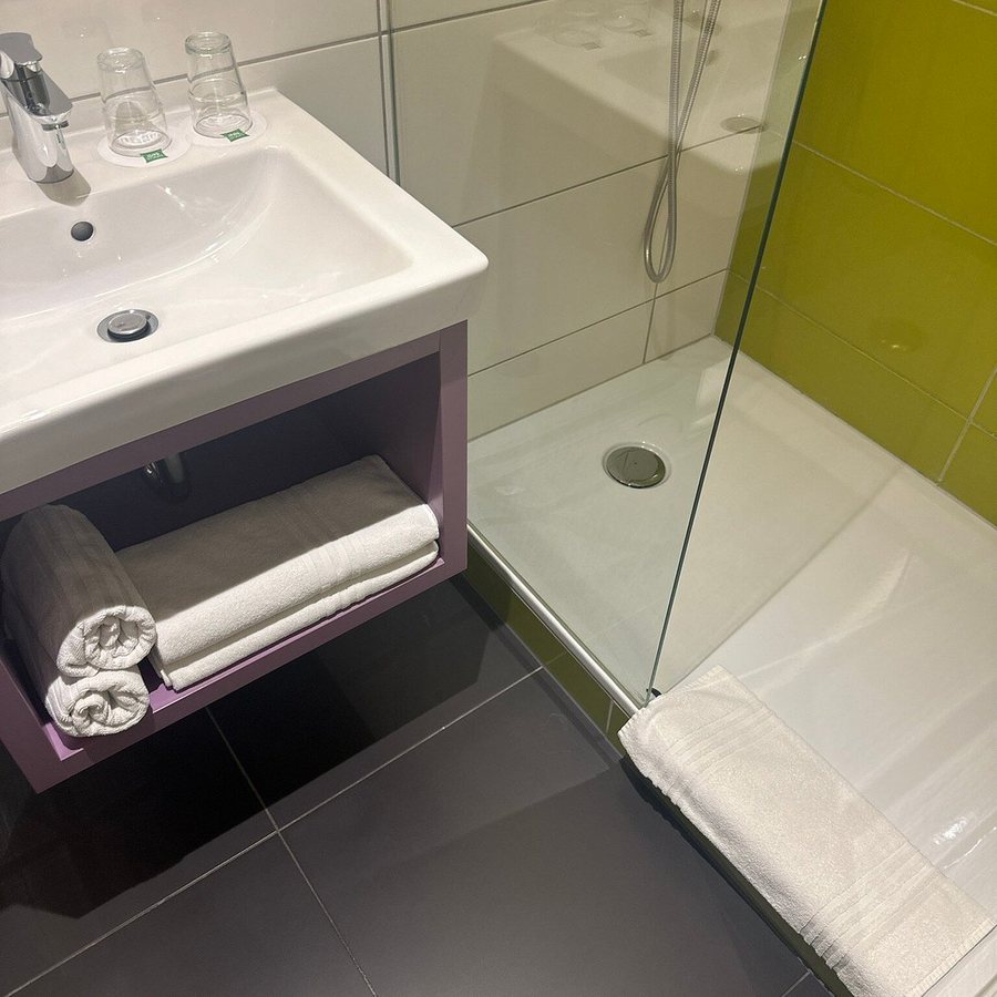 Ibis Styles Budapest Center — Bathroom