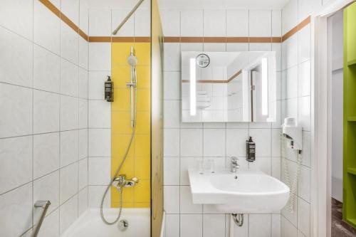 Ibis Styles Budapest City — Bathroom