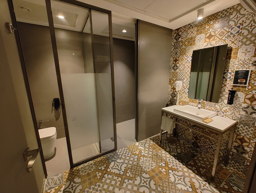 Ibis Styles Dubai Jumeira — Bathroom
