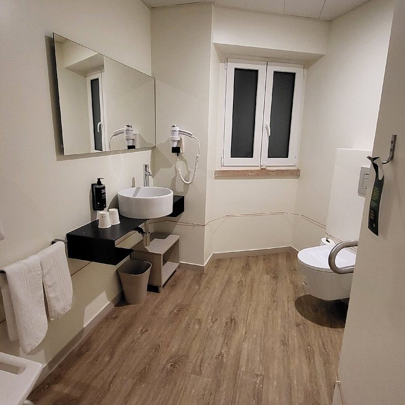 Ibis Styles Lisboa Centro Marques de Pombal — Bathroom