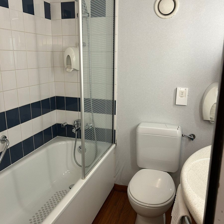 Ibis Styles Louvain la Neuve Hotel and Events — Bathroom