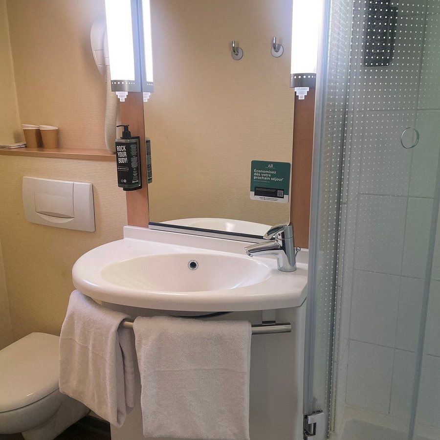 Ibis Styles Nantes Centre Gare — Bathroom