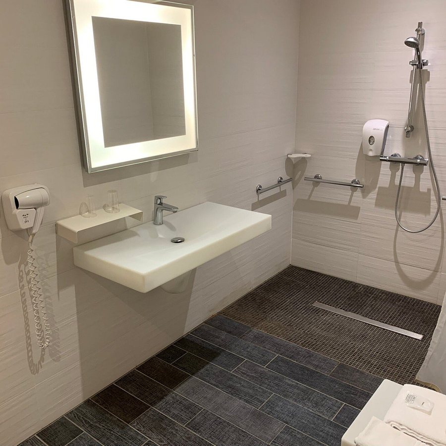 Ibis Styles Nivelles Hotel — Bathroom