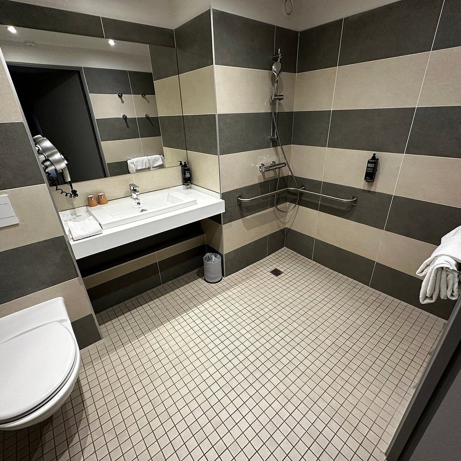 Ibis Styles Paris Massena Olympiades — Bathroom