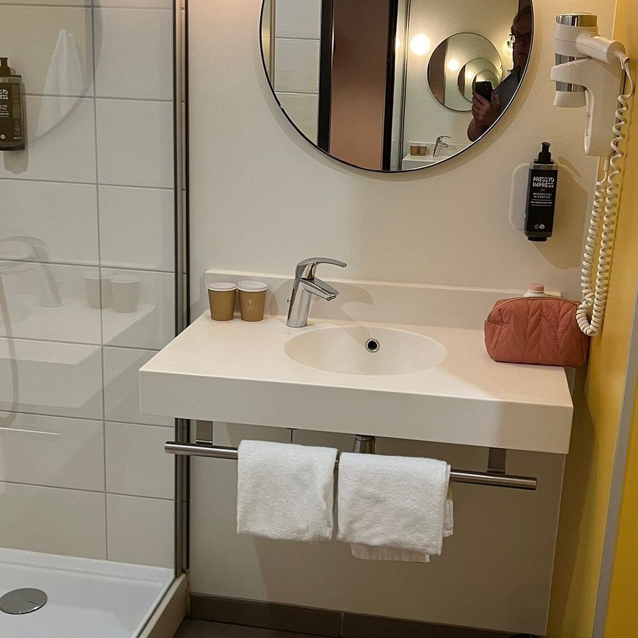 Ibis Styles Paris Meteor Avenue D Italie — Bathroom