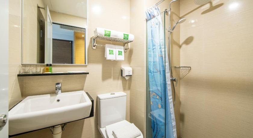 Ibis Styles Singapore Albert — Bathroom