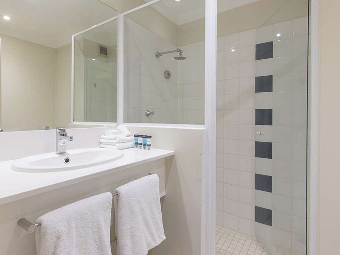 Ibis Styles Sydney Central — Bathroom
