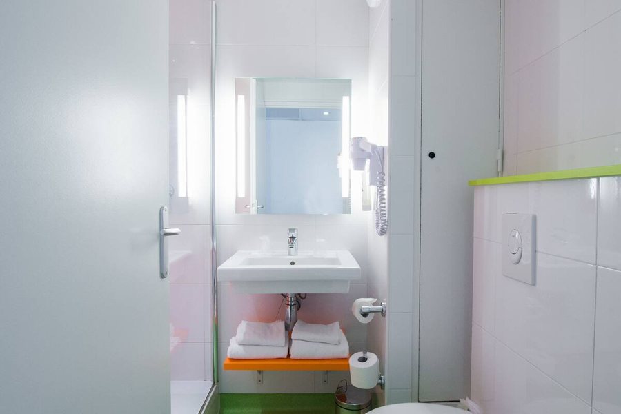 Ibis Styles Toulouse Labege — Bathroom