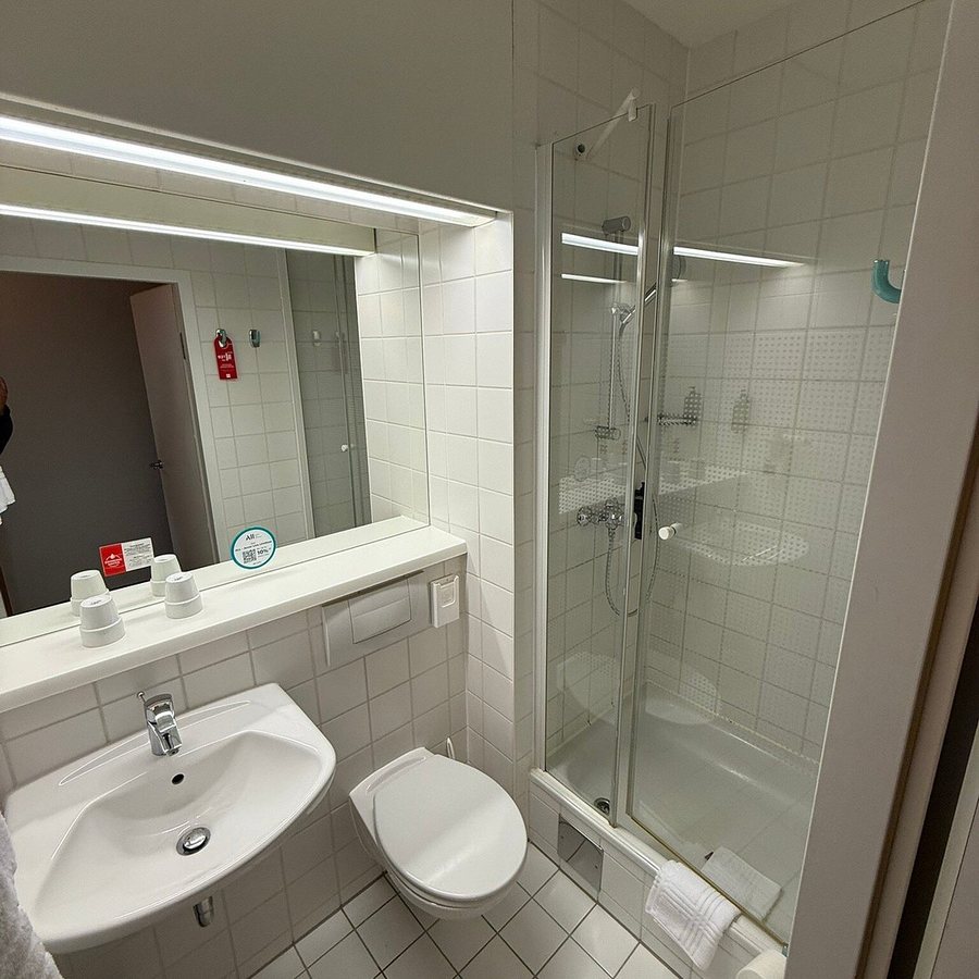 Ibis Styles Wien Messe Prater — Bathroom