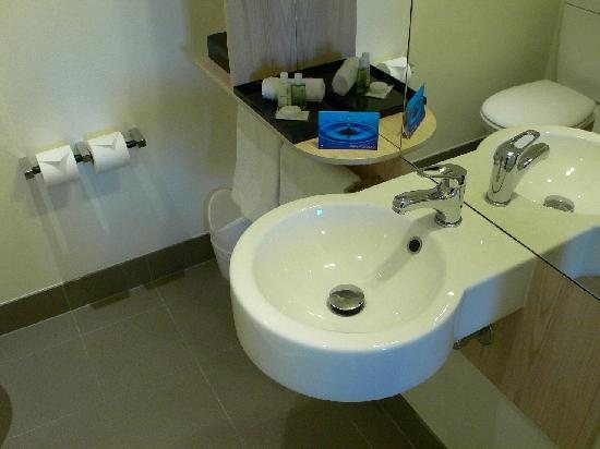 Ibis Sydney Darling Harbour — Bathroom