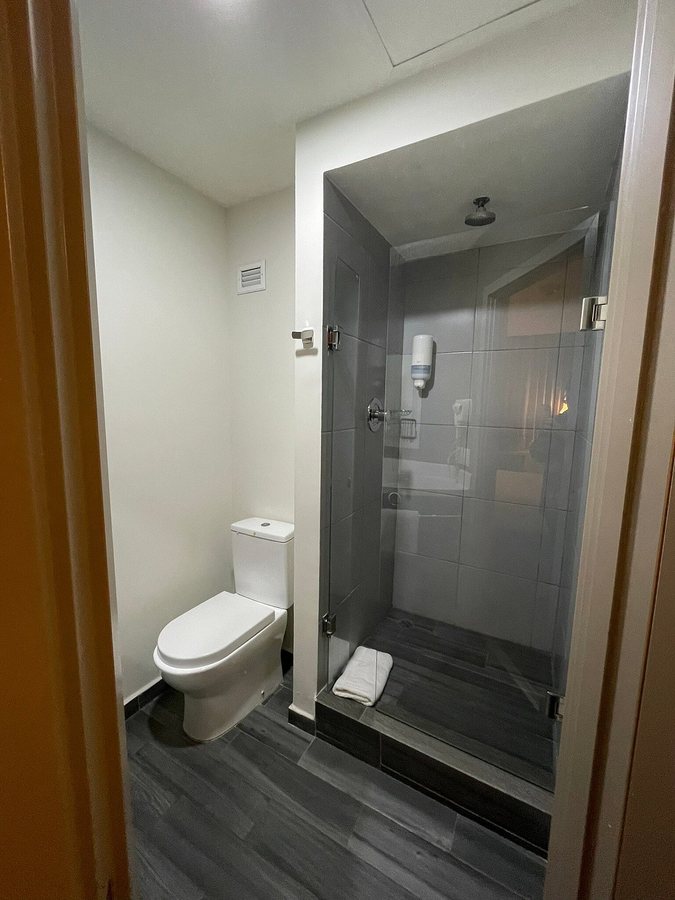 Ibis Tijuana Zona Rio — Bathroom