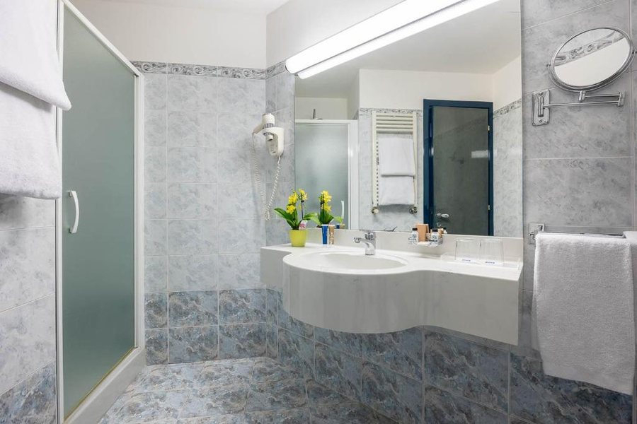 IH Hotels Milano Ambasciatori — Bathroom