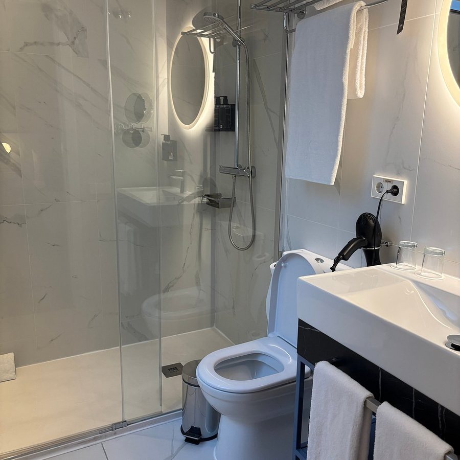 Ikonik Gran Via — Bathroom