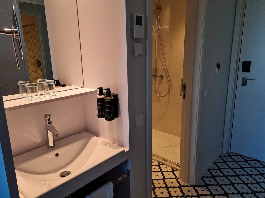 Ikonik Lisboa — Bathroom