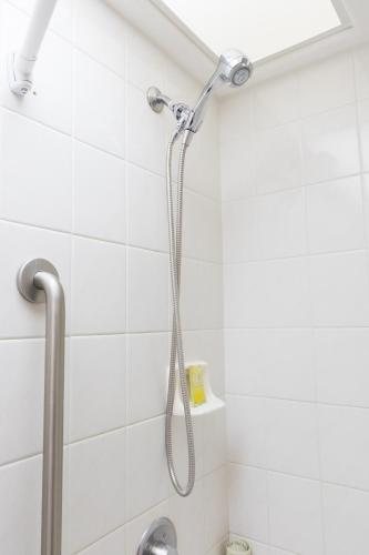 Ilima Hotel — Bathroom