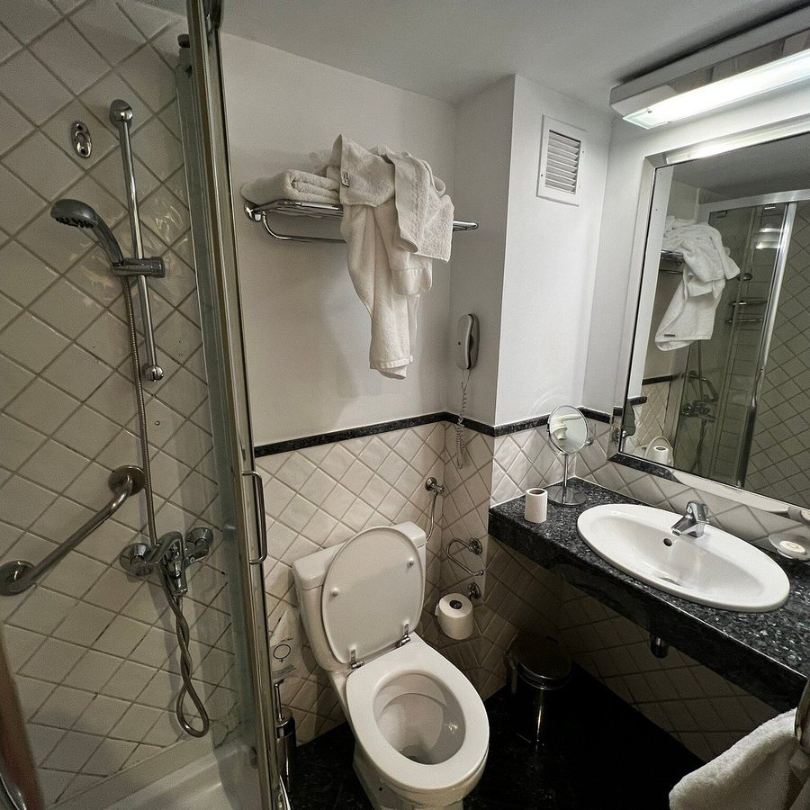 Ilisia Hotel Athens — Bathroom