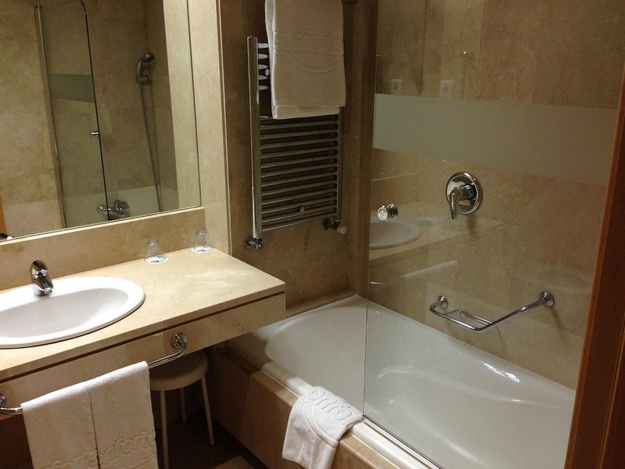ILUNION Alcala Norte — Bathroom