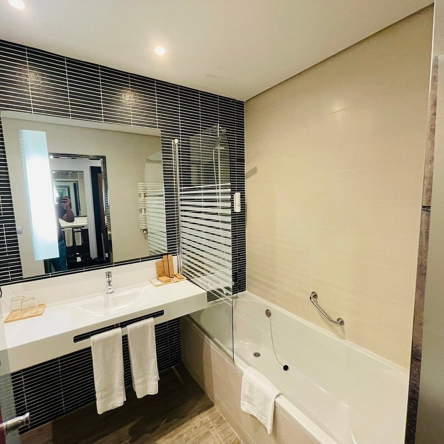 ILUNION Atrium — Bathroom