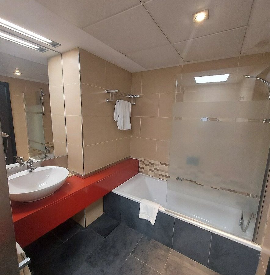 Ilunion Auditori Barcelona Catalonia — Bathroom