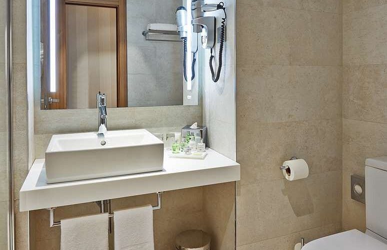 ILUNION Hotel Les Corts Spa Barcelona Catalonia — Bathroom