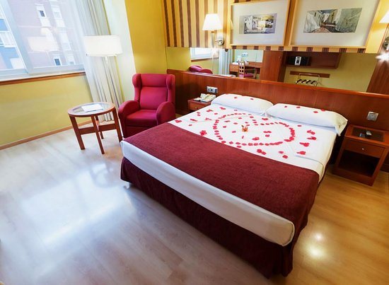 ILUNION Hotel Les Corts Spa Barcelona Catalonia — Guest room