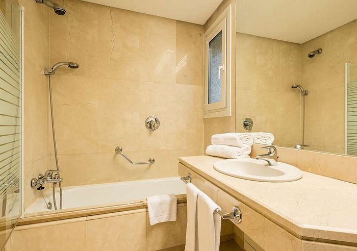 ILUNION Pio XII — Bathroom