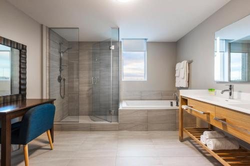 Imperia Hotel Suites Boucherville — Bathroom