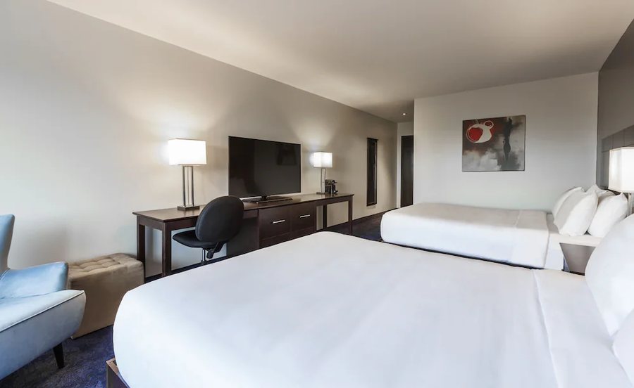 Imperia Hotel Suites Boucherville — Guest room
